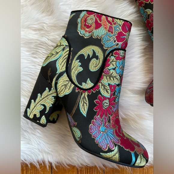 Marc Fisher womens tapestry booties Size 6.5 - Picture 3 of 10